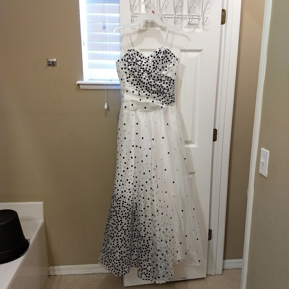 Prom dress- black and white- masquerade- 5/6